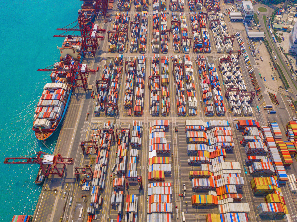 城市进出口业务和物流国际货物中集装箱货船的空中俯视图。在香港维多利亚港用起重机运送到港口。建筑/城市免费下载_jpg格式_3992像素_编号43141018